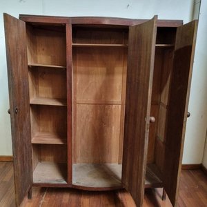 Ropero Antiguo de Madera con Tres Puertas y Diseño Curvo - imagen 2