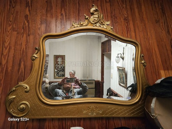 Espejo antiguo con marco dorado ornamentado