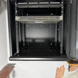 Gabinete de Red Destec con Patch Panel y Switch de 24 Puertos - imagen 4