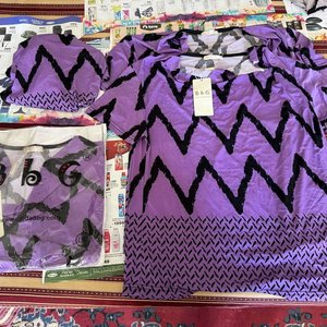Lote siguiente: Blusa Morada con Diseño Zigzag Marca BBG Talle XL