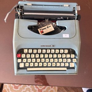 Lote anterior: Máquina de Escribir Portátil Underwood Modelo 16 con Estuche