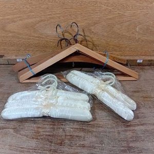 Lote de Perchas Vintage de Madera y 5 Perchas Forradas Blancas para Niños - imagen 6