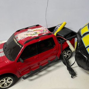 Camioneta Ford Explorer Sport Trac a Radio Control, Pistola de Agua y 3 Pelotas de Fútbol - imagen 6