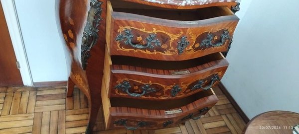 Comoda Francesa Bombé con Marquetería Floral y Bronceado - imagen 4