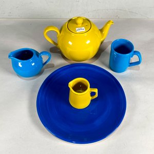 Juego de Loza Azul y Amarillo: Tetera, Lechera, Taza y Plato - imagen 2
