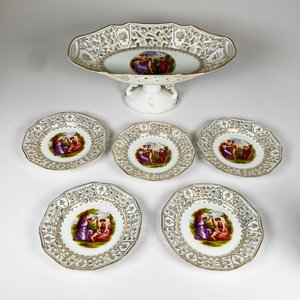Seis Piezas de Porcelana Alemana con Decoración de Damas y Borde Calado - imagen 2