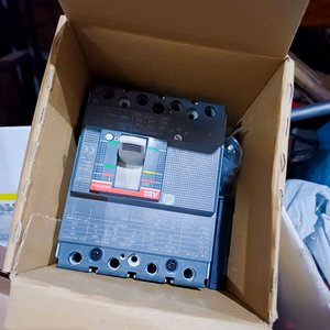 Lote de Material Eléctrico: Plaquetas Duomo, Fuentes 12V, Rotuladores, Llaves Monoblock y Más - imagen 3