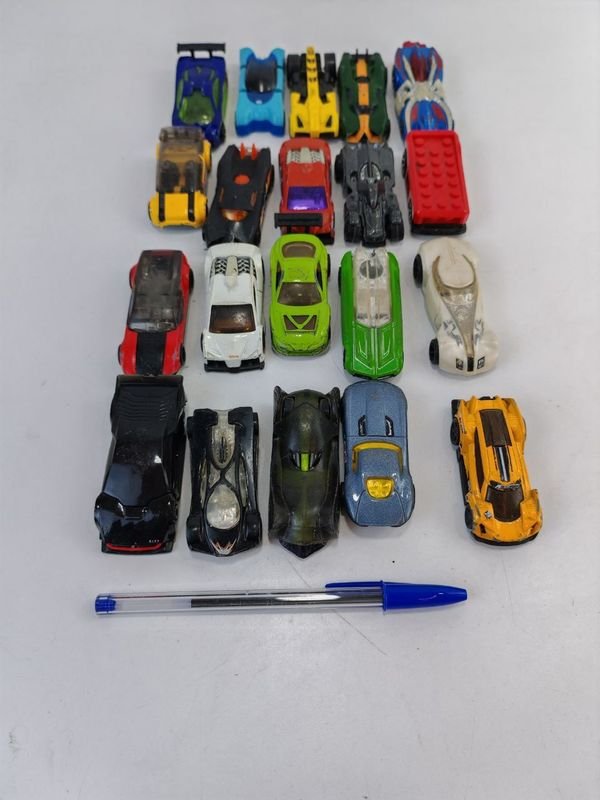 Colección de 20 Hot Wheels en diferentes colores y materiales - imagen 2