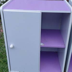 Juego de 2 Mesas de Luz Blancas y Violetas con Cajones y Puerta - imagen 4