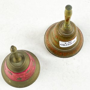 Dos Campanillas de Bronce con Esmalte Rojo y Detalles Dorados - imagen 2