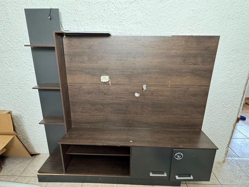 Rack de MDF Marrón y Negro con Estantes y 2 Puertas