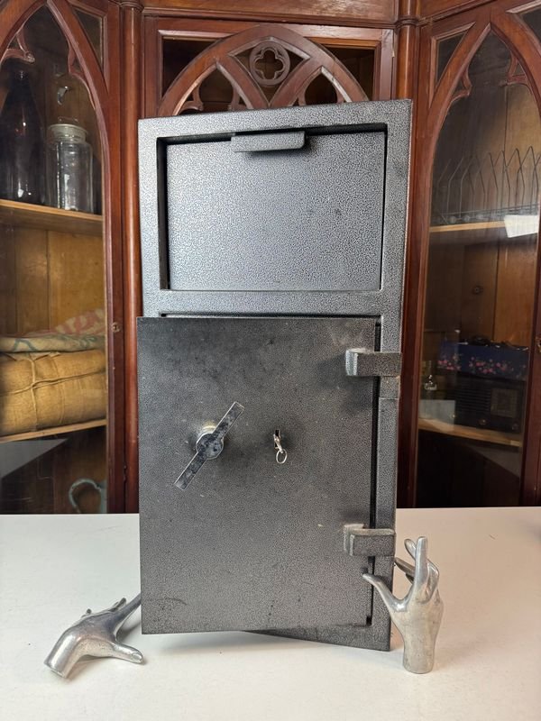 Lote anterior: Buzonera con caja fuerte en impecable estado