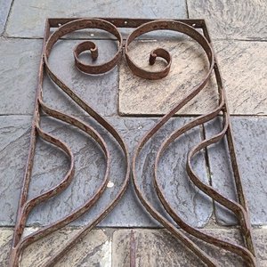 Antigua Reja de Hierro Forjado con Diseño Ornamental - imagen 4