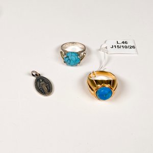 Lote de 3 piezas: 2 anillos con turquesas y colgante religioso - imagen 2