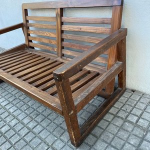 Sofá de Madera para Dos Cuerpos con Detalles de Uso - imagen 5