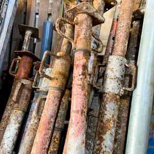 Quince Puntales Metálicos para Construcción con Detalles y Faltantes - imagen 3