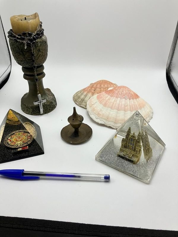 Lote de Objetos Decorativos y Recuerdos de Viaje: Portavelas, Conchas, Pirámides y Portaincienso - imagen 1