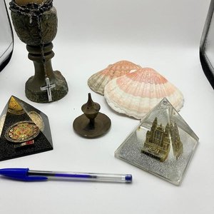 Lote anterior: Lote de Objetos Decorativos y Recuerdos de Viaje: Portavelas, Conchas, Pirámides y Portaincienso