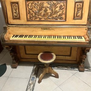 LOTE DESTACADO-Piano vertical antiguo de la marca Schubert Piano Co. fabricado en Nueva York. - imagen 9