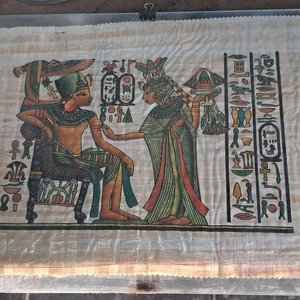 Lote siguiente: Dos Papiros Egipcios Antiguos con Escenas Históricas y Jeroglíficos