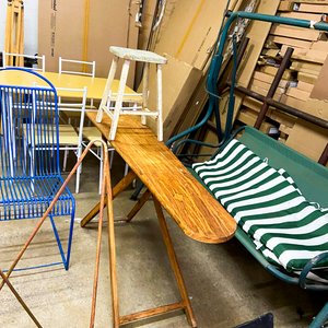 Lote siguiente: Mesa Plegable de Madera con Banqueta Blanca y Columpio Verde
