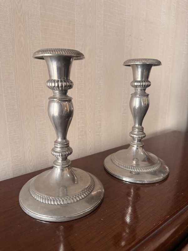 Par de Candelabros de Metal Plateado Estilo Clásico - imagen 1