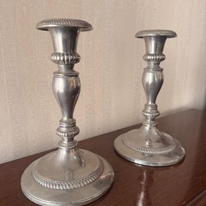 Lote siguiente: Par de Candelabros de Metal Plateado Estilo Clásico