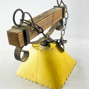 Colgante de Hierro y Madera con Pantalla Amarilla - imagen 3