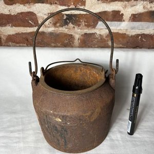 Lote siguiente: Antiguo Colero de Hierro con Asa