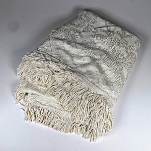 Lote anterior: Colcha Antigua de Hilo con Flecos - 2.20 x 1.90 mts