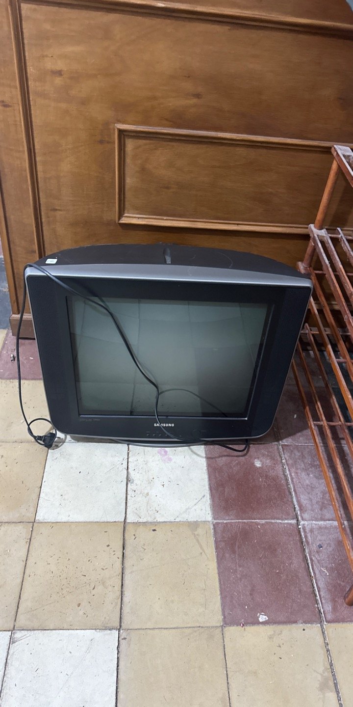 Televisor Samsung de 21 pulgadas con control remoto