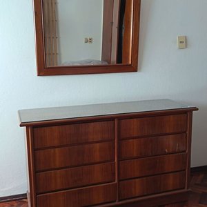 Lote anterior: Juego Cómoda Mid-Century 8 Cajones y Espejo con Marco de Madera