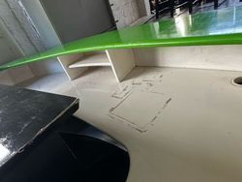 Lote anterior: Mueble de cocina en U con encimera blanca y verde