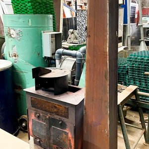 Estufa Antigua de Hierro con Ducto y Veleta - imagen 2