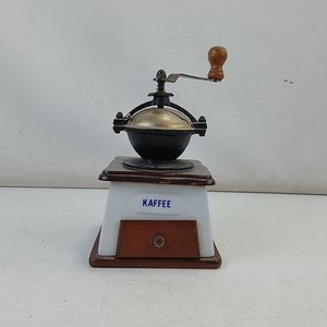 Lote siguiente: Antiguo Molino de Café Manual con Cuerpo de Cerámica y Base de Madera