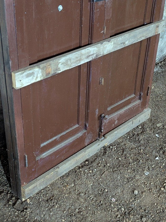 Puerta antigua de madera con marco y manotones de bronce - imagen 9