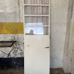 Puerta Antigua de Metal con Vidrios y Cortina - imagen 8