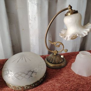 Lámpara de mesa antigua de bronce con tulipas de vidrio - imagen 4