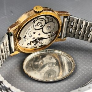 Reloj Mondaine de Luxe Dorado 17 Rubíes con Calendario y Malla Metálica - imagen 5