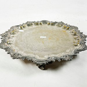 Bandeja Antigua de Metal con Borde Repujado y Tres Patitas - imagen 2