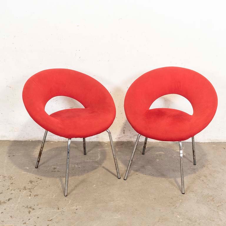 Lote anterior: Sillas rojas con patas de metal y respaldo curvo