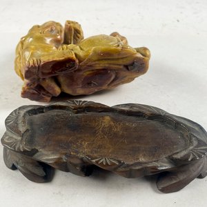 Figura Oriental Antigua en Piedra con Perro y Base de Madera - imagen 4