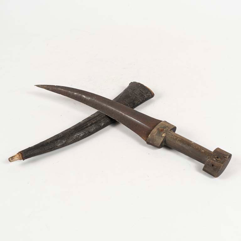 Lote anterior: Daga antigua con mango de madera y hoja larga