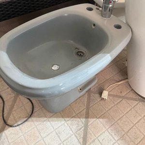 Lote siguiente: Bidet de Cerámica Gris Claro con Grifería Monomando