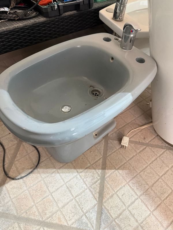 Bidet de Cerámica Gris Claro con Grifería Monomando