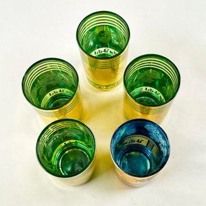 Conjunto de 5 Vasos de Vidrio con Guarda Dorada Floral y Caligrafía Árabe - imagen 2