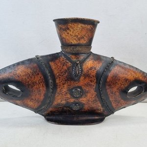 Lote siguiente: Jarrón Decorativo Diseño Moderno Patinado con Relieves y Cordón Metálico