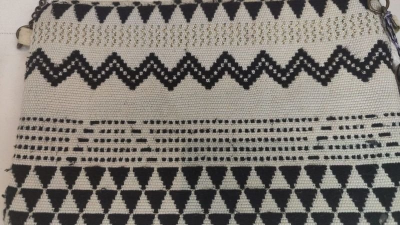 Cartera de mano de punto blanco y negro con bordado de cuentas doradas y borla gris - imagen 4
