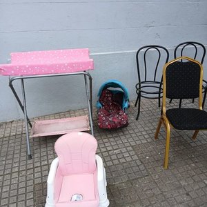Lote anterior: Lote de 6 piezas: Cambiador bebé rosado, silla de auto, silla de comer, silla dorada y 2 armazones