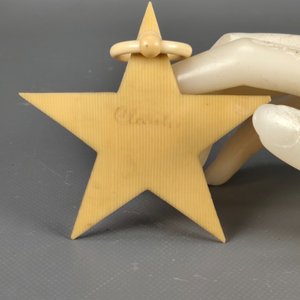 Estrella de colgar en celuloide con diseño de angel en relieves, Medida: 9.5cm - imagen 5